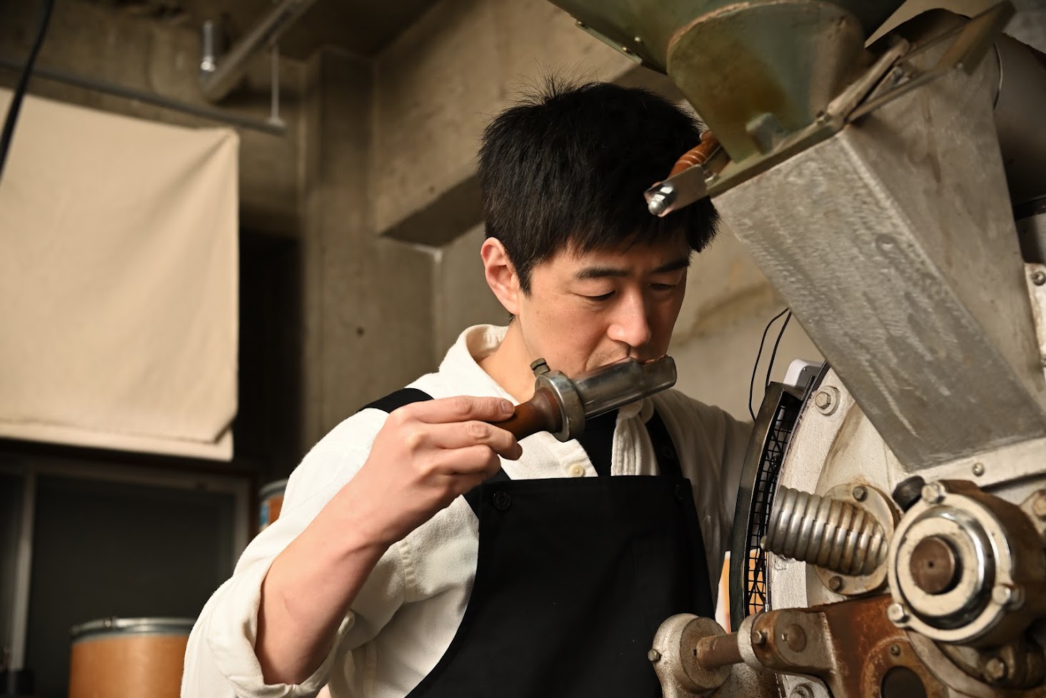 コーヒー鑑定士の焙煎の様子